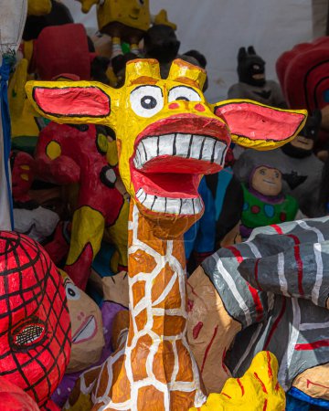 Foto de Cuenca, Ecuador - 29 de diciembre de 2022: Un monigote de papel mch en forma de jirafa se ofrece a la venta en un mercado callejero para ser quemado en celebración del Año Nuevo. Tradición popular en Ecuador - Imagen libre de derechos