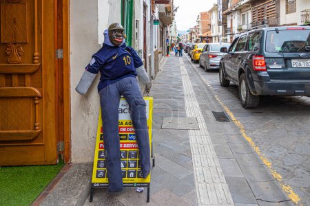 Foto de Cuenca, Ecuador - 31 de diciembre de 2022: Tradición popular de Ecuador. En la entrada de la tienda hay un monigote, que se cree que traerá buena suerte para el próximo año.. - Imagen libre de derechos