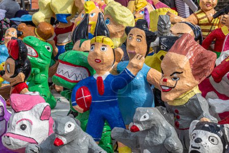 Foto de Cuenca, Ecuador - 29 de diciembre de 2022: Muñecas o monigotes de papel que representan diferentes héroes y personajes para la venta en un mercado callejero que se quemará a medianoche para celebrar el Año Nuevo - Imagen libre de derechos