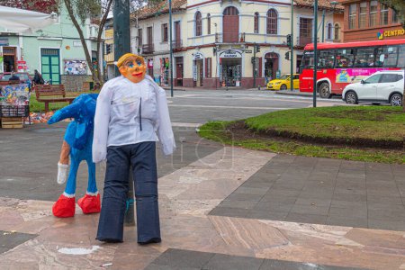 Foto de Cuenca, Ecuador - 31 de diciembre de 2022; los monigotes tradicionales, maniquíes o muñecos de peluche están hechos para ser quemados a medianoche en la víspera de Año Nuevo, hábito tradicional en Ecuador. - Imagen libre de derechos