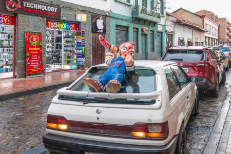 Foto de Cuenca, Ecuador - 31 de diciembre de 2022: Coche en una calle de la ciudad con el tradicional Monigote. Maniquíes o muñecos de peluche se utilizan para celebrar el Año Nuevo y se queman a medianoche. Ecuador - Imagen libre de derechos