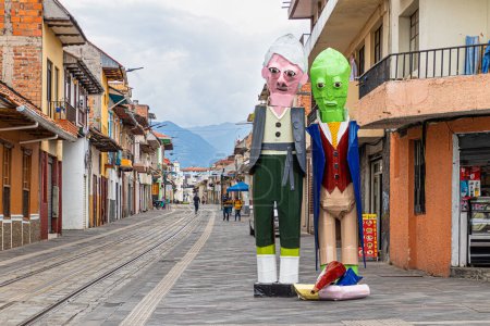 Foto de Cuenca, Ecuador - 31 de diciembre de 2022: Muñecas o monigotes de papel que representan diferentes héroes o personajes en una calle. Los monigotes se quemarán a medianoche para celebrar el Año Nuevo. Tradición popular - Imagen libre de derechos