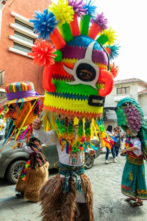 Téléchargez les photos : Cuenca, Équateur - 18 février 2023 : Grand défilé pendant le Carnaval dans le centre historique de la ville de Cuenca. Un mannequin géant sous la forme d'un personnage folklorique nommé Diablo Huma (Diable). - en image libre de droit
