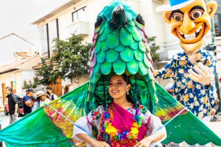 Téléchargez les photos : Cuenca, Équateur - 18 février 2023 : Grand défilé pendant le carnaval dans le centre historique de la ville de Cuenca. Femme habillée comme un colibri géant - en image libre de droit