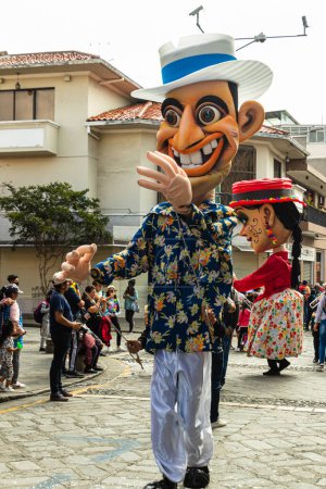 Téléchargez les photos : Cuenca, Équateur - 18 février 2023 : Mannequin géant à Big parade pendant le carnaval dans le centre historique de la ville de Cuenca. Province d'Azuay, Équateur - en image libre de droit