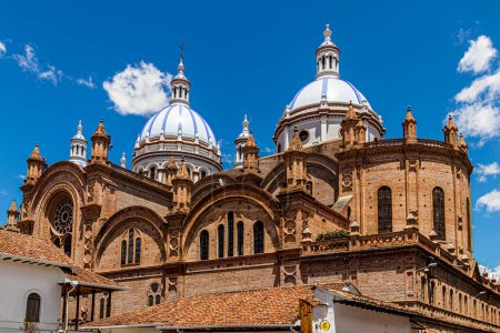 Blick auf die Kuppeln der Neuen Kathedrale oder Catedral de la Inmaculada Concepcin de Cuenca im Zentrum von Cuenca, UNESCO-Weltkulturerbe, Ecuador