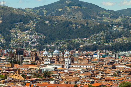 Foto de Vista panorámica del centro histórico de la ciudad de Cuenca en el valle con sus numerosas iglesias y la montaña Boqueron. Vista desde la colina norte. Ecuador - Imagen libre de derechos