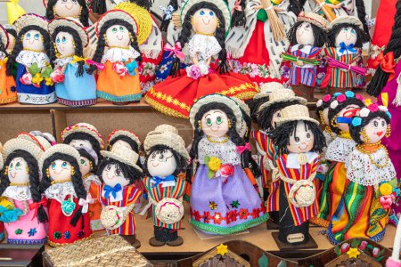 Poupées souvenir faites à la main dans les vêtements brodés traditionnels, ponchos et chapeaux de paille de la ville Cuenca et la province d'Azuay. Équateur. Marché aux souvenirs