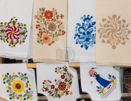 Manteles bordados, servilletas y corredores de mesa con flores y diseño étnico en el mercado abierto en Ecuador, Cuenca. Recuerdos populares