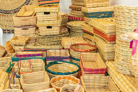 Artisanat Totora tels que paniers, boîtes, tapis de sol en fibre végétale naturelle, fabriqués à la main par des artisans de la province d'Imbabura en Équateur