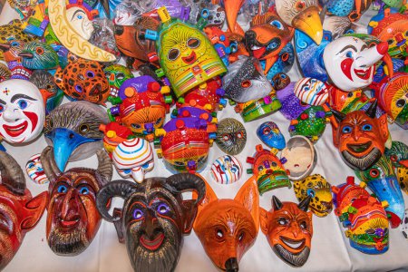 Máscaras coloridas de madera y pintadas a mano de varios personajes populares ecuatorianos en un mercado artesanal