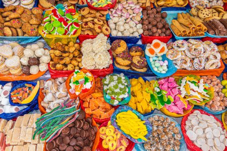 Téléchargez les photos : Des bonbons dans une grande variété de saveurs, de formes, de couleurs et de méthodes de préparation traditionnelles sont exposés sur de nombreux stands lors de la célébration catholique du Corpus Christi à Cuenca, en Équateur - en image libre de droit