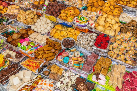 Téléchargez les photos : Des bonbons dans une grande variété de saveurs, de formes, de couleurs et de méthodes de préparation traditionnelles sont exposés sur de nombreux stands lors de la célébration catholique du Corpus Christi à Cuenca, en Équateur - en image libre de droit