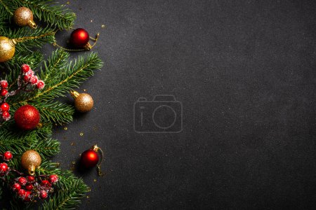 Foto de Piso de Navidad yacía fondo con decoraciones navideñas. Vista superior en negro con espacio de copia. - Imagen libre de derechos