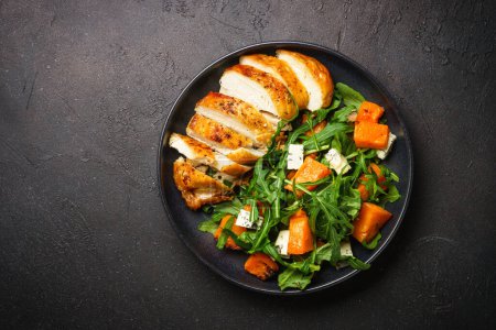 Téléchargez les photos : Salade de poulet avec citrouille et roquette. Dash Diet, repas diète cétone. Image vue du dessus. - en image libre de droit
