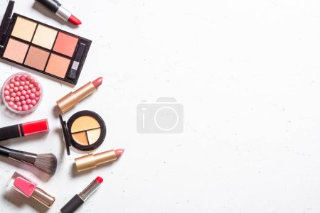 Foto de Maquillaje de productos sobre fondo blanco. Sombra, lápiz labial, pinceles. Imagen plana con espacio de copia. - Imagen libre de derechos