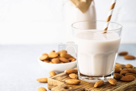 Téléchargez les photos : Non dairy milk, almond milk in the glass. Vegan product. - en image libre de droit