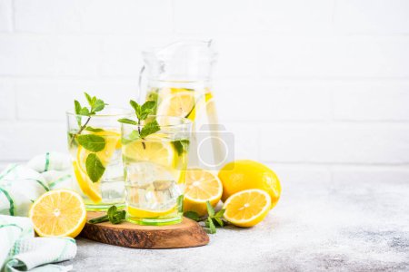 Foto de Limonada en dos vasos en la mesa blanca. Bebida de verano, cóctel de refresco tradicional. - Imagen libre de derechos