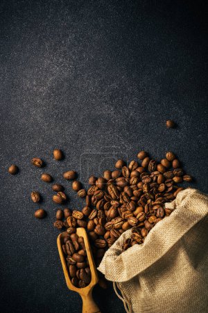 Foto de Roasted coffee beans in burlap bag. Top view with copy space - Imagen libre de derechos