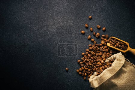 Téléchargez les photos : Roasted coffee beans in burlap bag. Top view with copy space - en image libre de droit