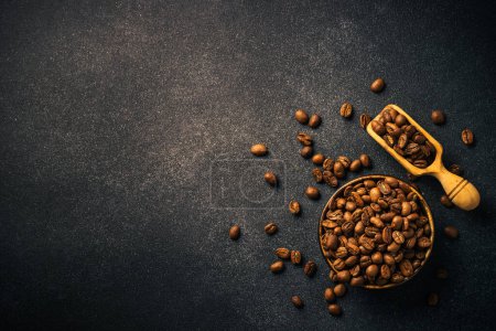 Foto de Roasted coffee beans at dark background. Top view with copy space. - Imagen libre de derechos
