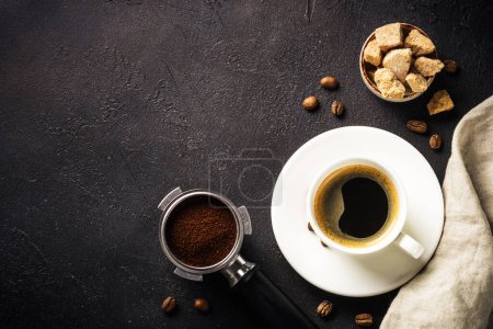 Téléchargez les photos : Tasse à café et grains de café à la table noire. Image de vue supérieure avec espace de copie. - en image libre de droit