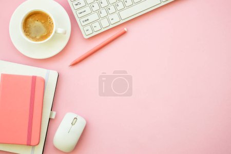 Téléchargez les photos : Espace de travail. Femme bureau plat rose avec clavier, ordinateur portable et tasse à café.. - en image libre de droit