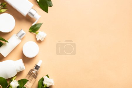 Téléchargez les photos : Skin care concept. Natural cosmetic products with green leaves and flowers. Flat lay image with copy space. - en image libre de droit
