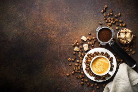 Téléchargez les photos : Tasse de café, grains de café torréfiés et porte-filtre à table noire. Pose plate avec espace de copie. - en image libre de droit