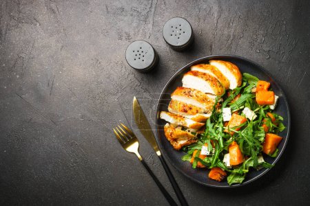 Foto de Ensalada de pollo con calabaza, queso azul y rúcula. Dieta de salpicadura, comida de dieta keto. Imagen de vista superior. - Imagen libre de derechos