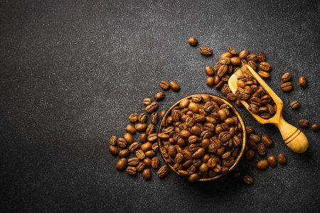 Téléchargez les photos : Roasted coffee beans at dark background. Top view with copy space. - en image libre de droit
