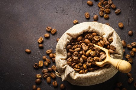 Foto de Roasted coffee beans in tha sack bag. Natural coffee beans. Top view with copy space - Imagen libre de derechos