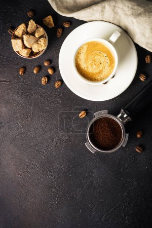 Téléchargez les photos : Tasse à café et grains de café à la table noire. Image de vue supérieure avec espace de copie. - en image libre de droit