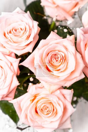 Foto de Ramo de flores de rosa rosa. Flor fresca con gotas húmedas. - Imagen libre de derechos