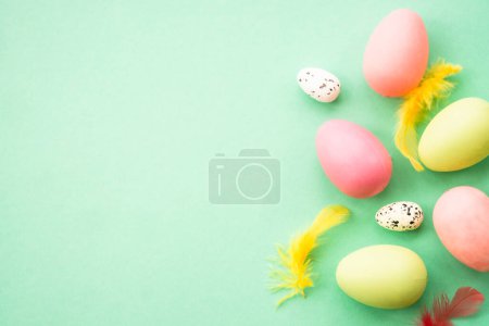 Foto de Huevos de Pascua en fondo verde. Imagen plana con espacio de copia. - Imagen libre de derechos