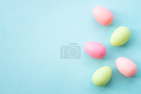 Téléchargez les photos : Œufs de Pâques au fond vert. Image de pose plate avec espace de copie. - en image libre de droit