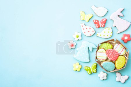 Foto de Galletas de jengibre de Pascua, conejo, huevos, flores, hornear en casa. Vista superior con espacio de copia. - Imagen libre de derechos