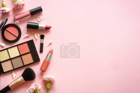 Téléchargez les photos : Makeup professional cosmetics on pink background. Flat lay with copy space. - en image libre de droit