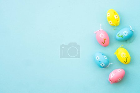 Foto de Huevos de Pascua sobre fondo azul. Piso con espacio de copia. - Imagen libre de derechos