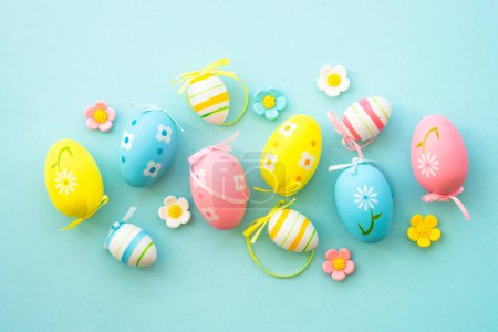 Foto de Fondo de Pascua en azul. Huevos de Pascua de colores con decoraciones. Vista superior. - Imagen libre de derechos