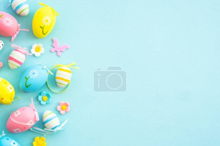 Foto de Fondo de Pascua en azul. Huevos de Pascua de colores y flores. Piso con espacio de copia. - Imagen libre de derechos