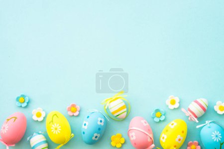 Foto de Huevos de Pascua y decoración de primavera sobre fondo azul. Piso con espacio de copia. - Imagen libre de derechos