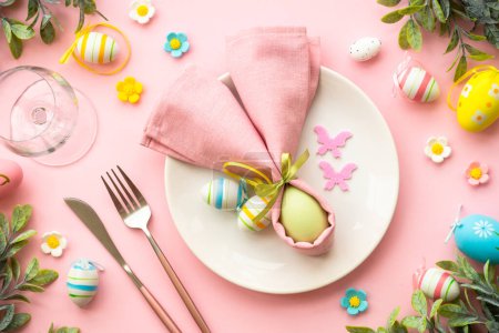 Foto de Mesa de Pascua, fondo de comida de Pascua. Plato blanco con huevos, flores y hojas verdes en rosa. Puesta plana. - Imagen libre de derechos