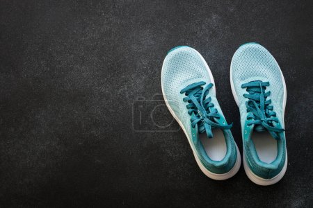 Foto de Zapatillas de deporte en vista superior de fondo negro. Zapatos deportivos. - Imagen libre de derechos