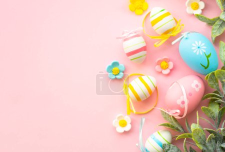 Foto de Fondo de Pascua con decoraciones navideñas. Huevos, hojas de primavera y flores en rosa. Piso con espacio de copia. - Imagen libre de derechos