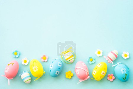 Foto de Huevos de Pascua sobre fondo azul. Piso con espacio de copia. - Imagen libre de derechos