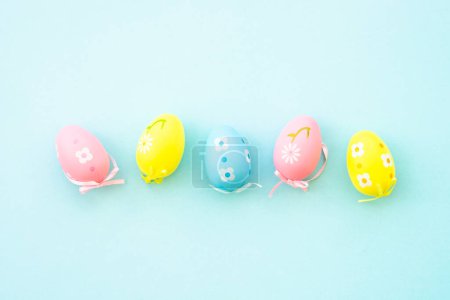 Foto de Fondo de Pascua en azul. Huevos de Pascua de colores con decoraciones. Vista superior. - Imagen libre de derechos