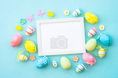 Foto de Fondo de Pascua en azul. Huevos de Pascua de colores con decoraciones y marco blanco para texto. Piso con espacio de copia. - Imagen libre de derechos