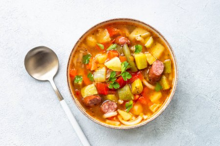 Foto de Sopa Minestrone, sopa de verduras italianas con salchichas ahumadas, Vista superior. - Imagen libre de derechos