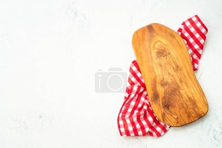 Téléchargez les photos : Table et nappe en olivier sur table de cuisine blanche. Planche à découper, ustensiles de cuisine, fond alimentaire. - en image libre de droit